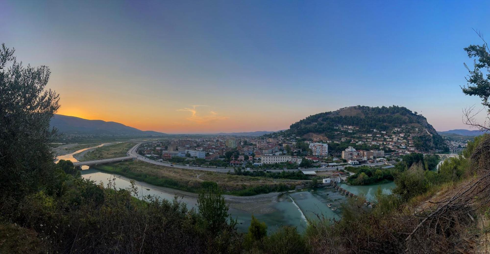 Hostal Bujtina Musta Berat Exterior foto