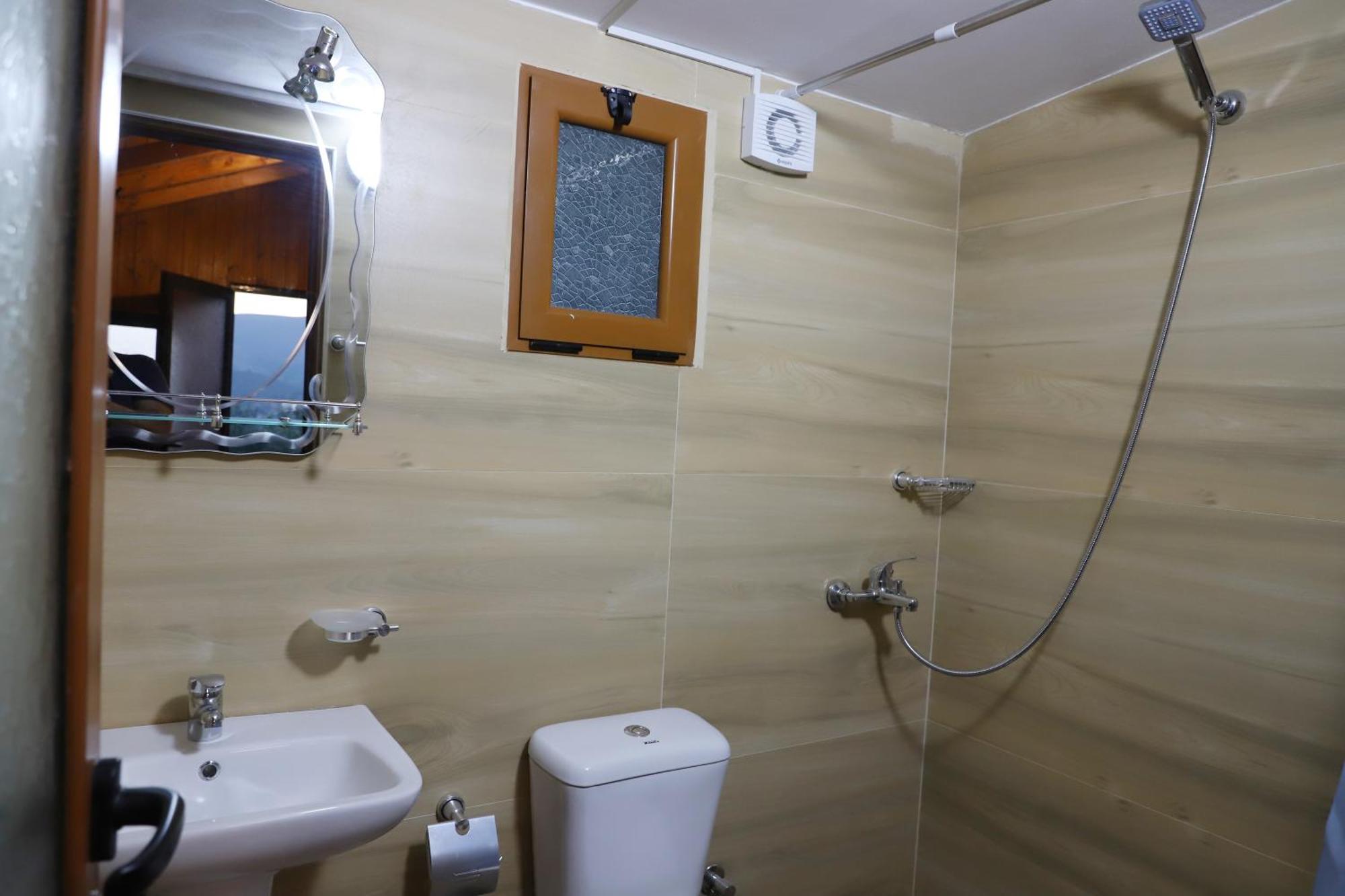Hostal Bujtina Musta Berat Exterior foto