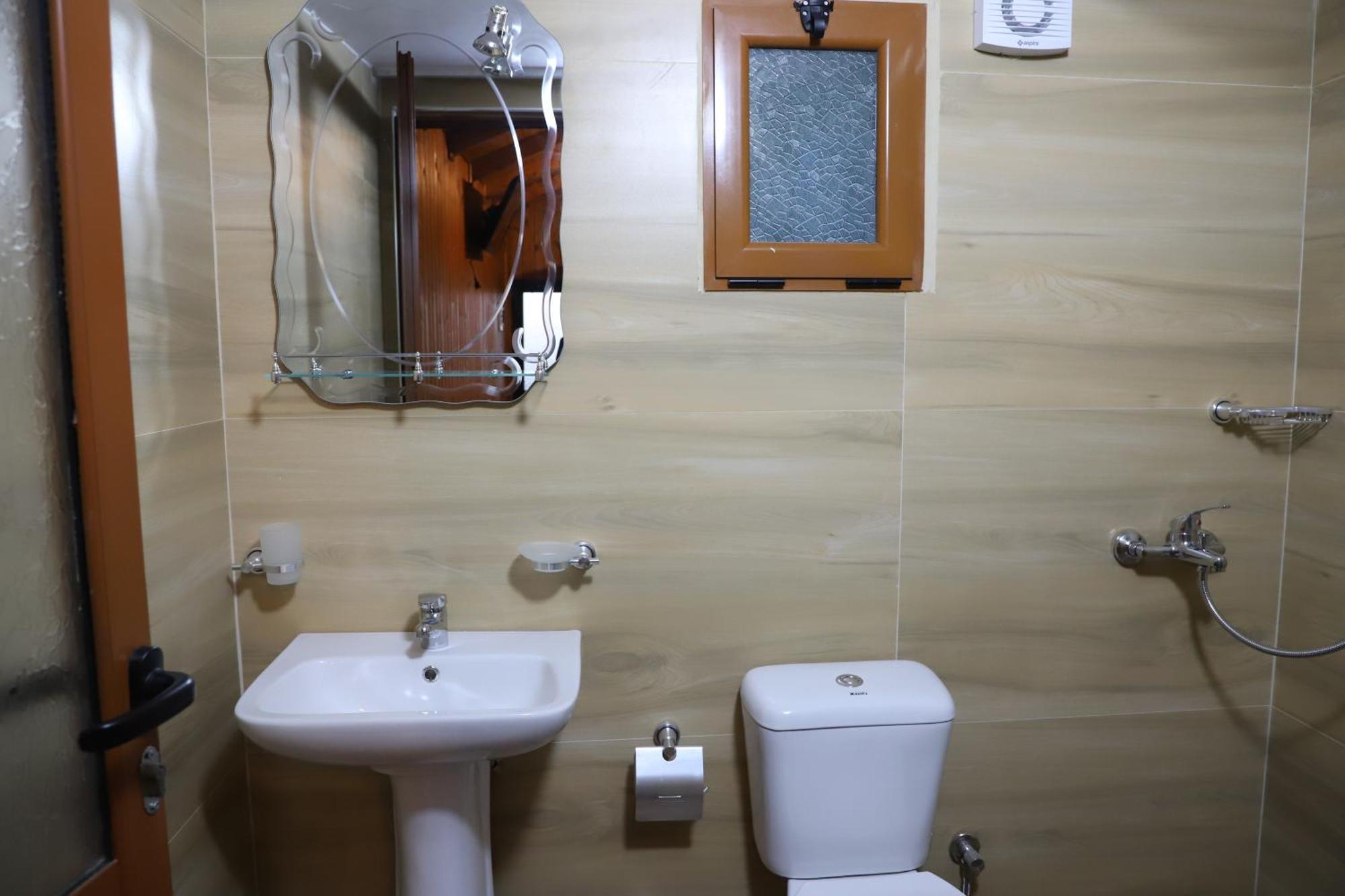 Hostal Bujtina Musta Berat Exterior foto