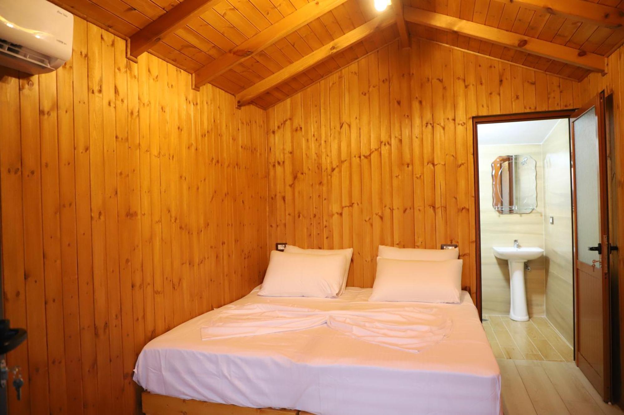 Hostal Bujtina Musta Berat Exterior foto