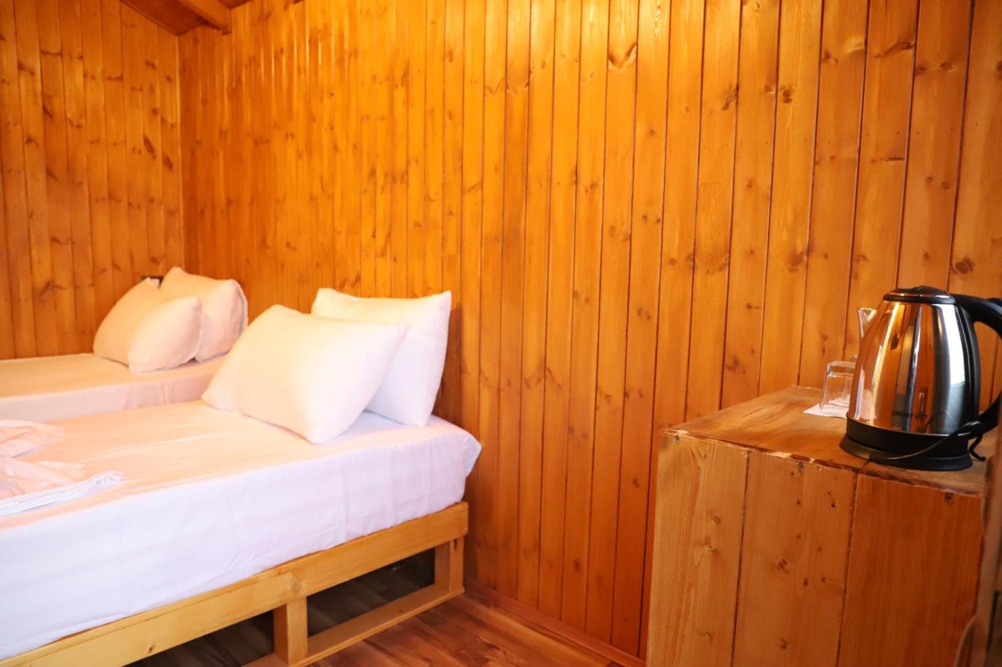 Hostal Bujtina Musta Berat Exterior foto