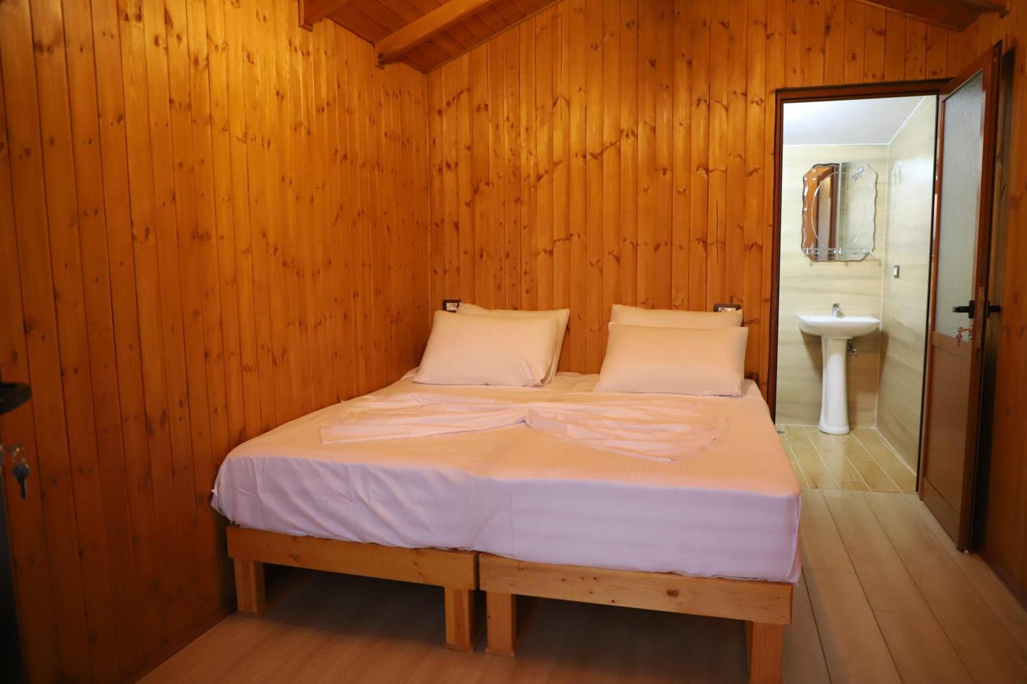 Hostal Bujtina Musta Berat Exterior foto