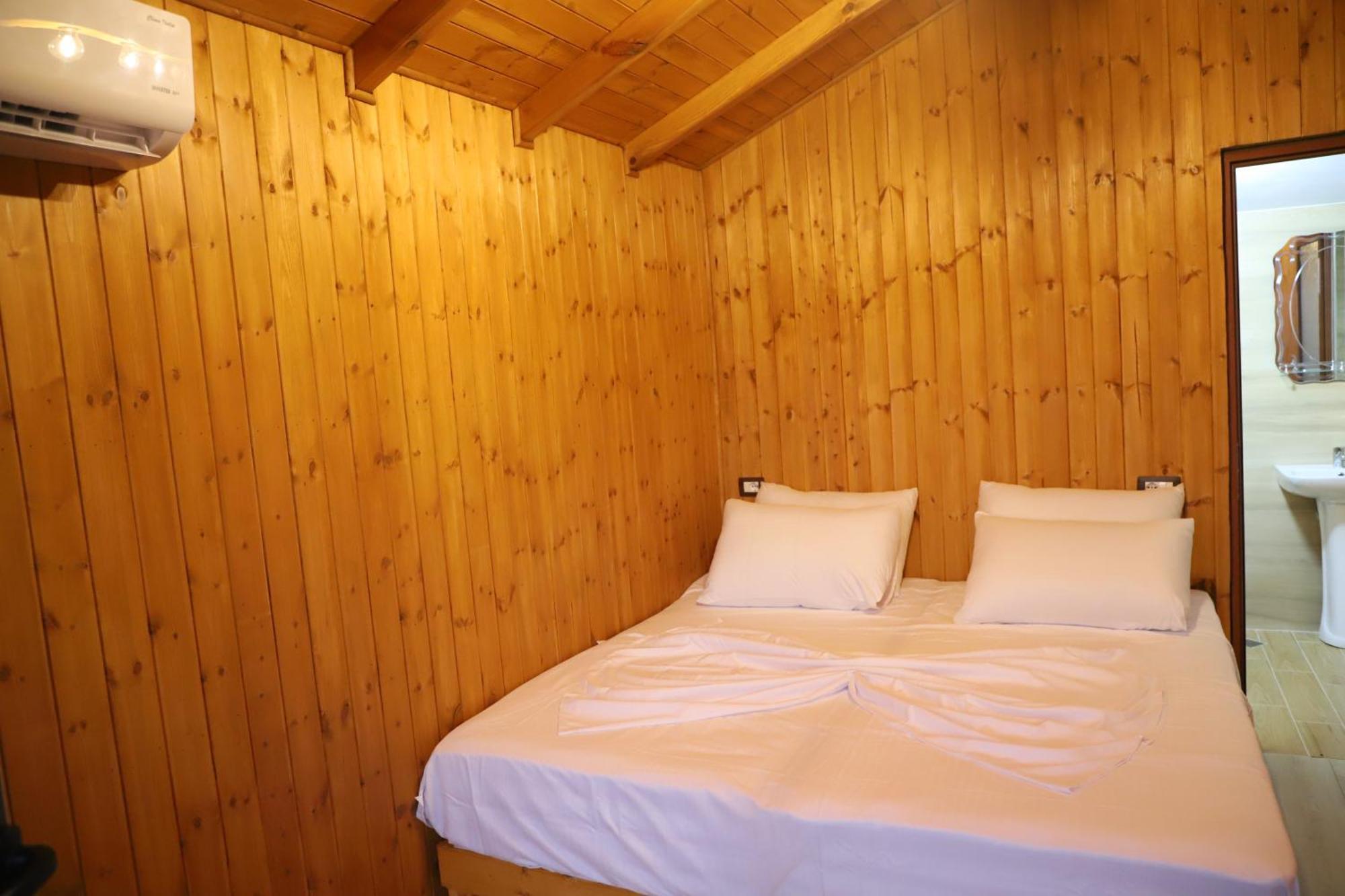 Hostal Bujtina Musta Berat Exterior foto