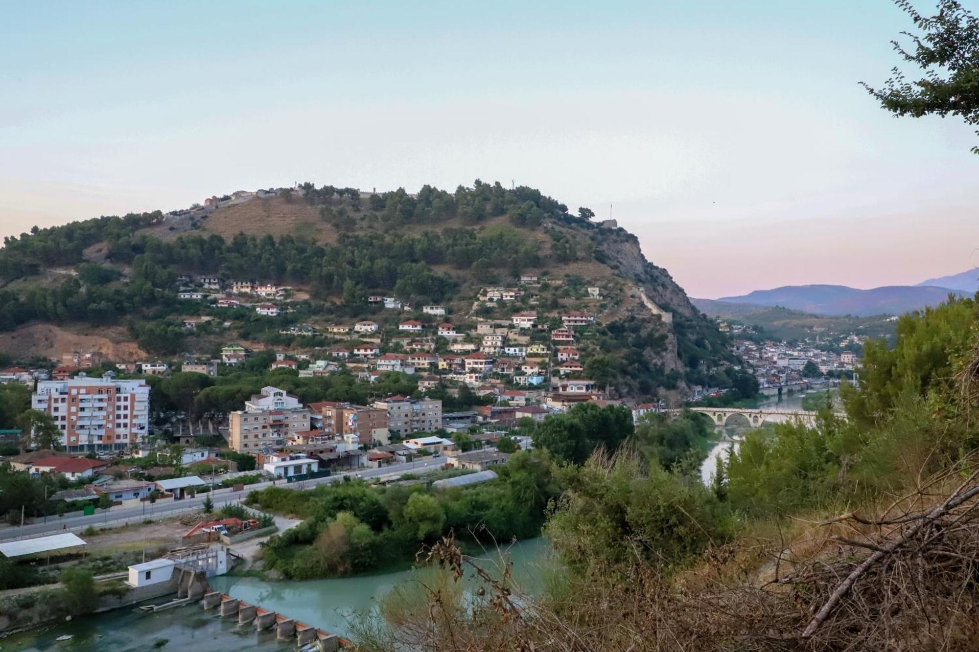 Hostal Bujtina Musta Berat Exterior foto